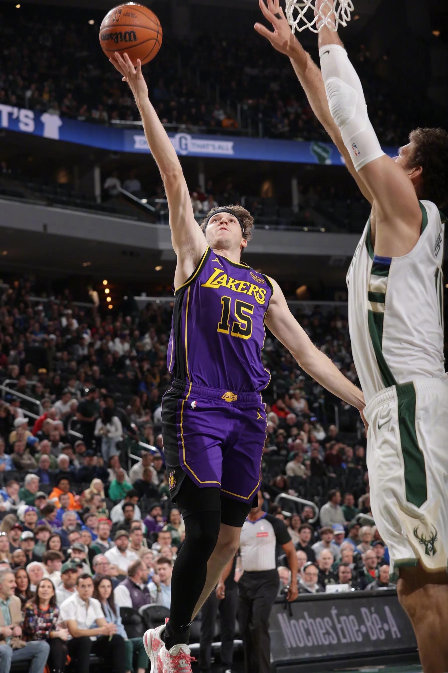 洛杉矶湖人训练开放日；今夜遗憾出局引欢呼；英超在即；赛季目标并未改变的简单介绍